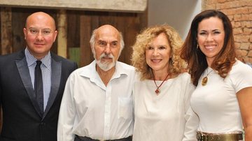 Davide Bollati e Geovania Sousa, nas pontas, recebem o casal Jacques e Janine Goossens em lançamento de marca italiana de cosméticos sustentáveis no Brasil, em SP.