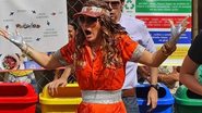 Chayene (Claudia Abreu) se suja toda de lixo no Borralho - Divulgação/ Globo