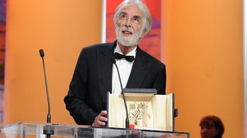 O diretor Michael Haneke recebe a Palma de Ouro pelo filme 'Amour' - Getty Images