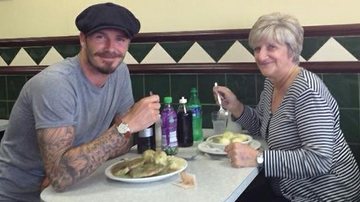 David Beckham com a mãe, Sandra, em Londres - Reprodução/Facebook