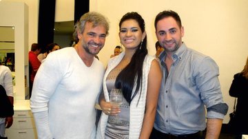 Mateus Carrieri, Luciana Marinho e Bruno Di Maglio confraternizam na reabertura de salão de beleza, em SP.