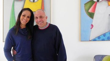 Karla Haidar Muller e o artista plástico Gustavo Rosa celebram parceria em que a empresa dela faz sacolas ecológicas com pinturas feitas por ele, na casa dele, em SP.
