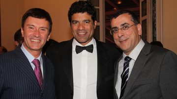O ex-jogador Raí, ao centro, recebe François Alain Dossa e Carlos Murilo Moreno, em jantar de gala beneficente de sua Fundação Gol de Letra, no Rio.