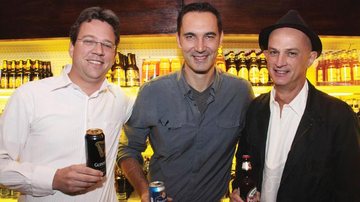 Mario Reuter é ladeado pelos amigos Daan de Kroon e Cássio Piccolo em seu aniversário, em bar de SP.