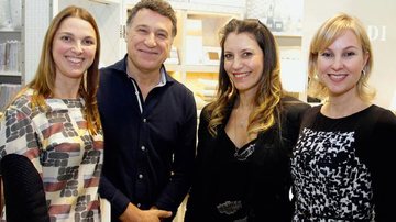 As empresárias Camila e Joseane Dallabona ladeiam o diretor de criação Alberto Codonho e a estilista Karina Kulig em inauguração de seu espaço exclusivo em loja de enxovais, em Curitiba.