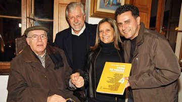 O escritor Aroldo Murá Gomes Haygert é prestigiado pelo casal Jorge Samek e Maria Olivia Samek e por Gilmar Piolla no lançamento de seu livro, em Curitiba.