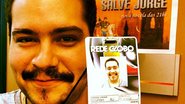 Tiago Abravanel exibe seu crachá da Rede Globo - Reprodução Twitter
