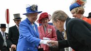 Rainha Elizabeth chega ao Epsom Racecourse - Getty Images