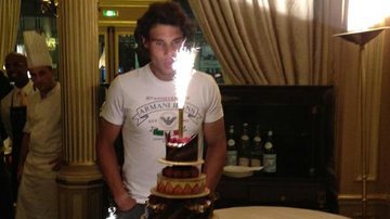 Rafael Nadal apaga vela de seu 26º aniversário, em Paris, na França - Reprodução/Facebook