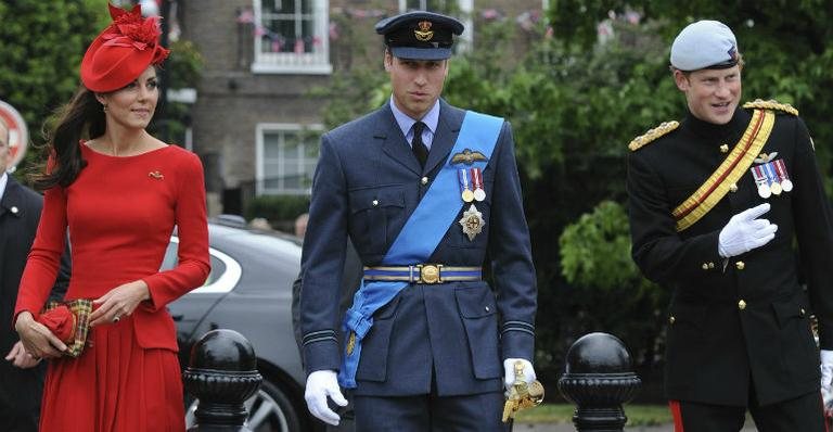 Kate Middleton usando um look Alexander McQueen, Príncipe William e Príncipe Harry - Reuters