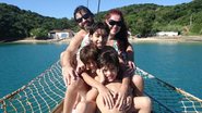 Matheus Costa com os pais, Leila e Alex, e os irmãos, Davi e Gabriel - Divulgação