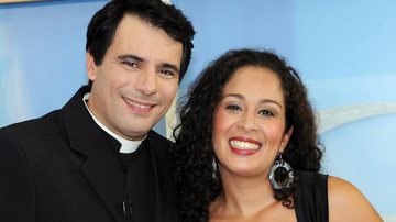 O padre Juarez de Castro recebe a cantora Jake, na atração da TV Gazeta, SP.