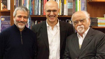 Em SP, o filósofo italiano Mauro Maldonato (ao centro) lança livro e é prestigiado por Alexandre Martins Fontes e Danilo Santos de Miranda.