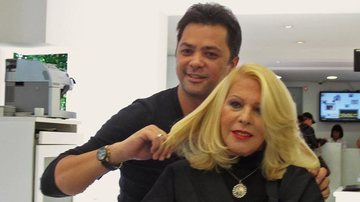 Em seu salão na capital paulista, o cabeleireiro Jeferson Ribeiro cuida das madeixas da cantora Vanusa.