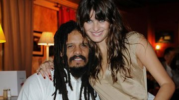 Isabeli Fontana acompanha Rohan Marley na estreia de 'Marley The Definitive Story', documentário sobre a vida e obra de Bob Marley - Grosby Group