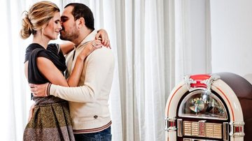 Luciano e sua mulher Flávia em momento romântica em sua casa em São Paulo - Marcela Beltrão; Produção: Carlinhos Duarte/ CHD Produções