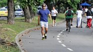 Ator Alexandre Borges se exercita pela Lagoa Rodrigo de Freitas, no Rio de Janeiro - Eli Junior/AgNews