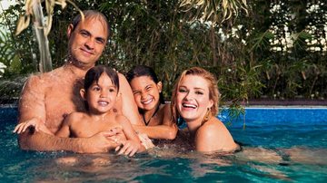 A alegria de Nanda e Alexandre na piscina com os filhos Valentina, de relação anterior dele, e Enrico. - Gabriel Chiarastelli