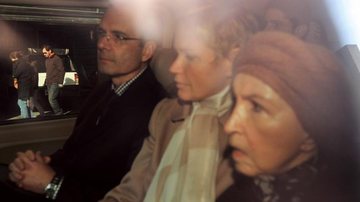 No domingo, 10, Xuxa e a mãe, de turbante, seguem para o aeroporto após 14 dias em Buenos Aires. - Grosby Group