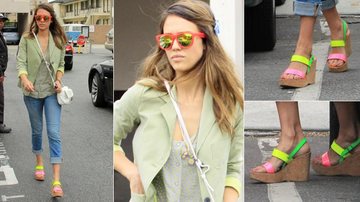Jessica Alba veste sandálias e óculos coloridos em passeio por Santa Mônica, nos Estados Unidos - Reprodução/Grosby Group