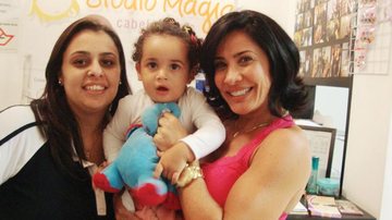 Denise Bosio recebe Scheila Carvalho e a filha, Giullia, em seu salão, em SP.