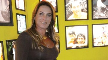 A piloto de Fórmula Truck Débora Rodrigues confere exposição interativa sobre seu ídolo Ayrton Senna, em SP.