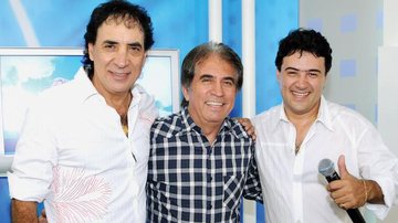 Em estúdio da RedeTV!, em Osasco, na Grande São Paulo, o apresentador Eli Corrêa é ladeado pela dupla sertaneja Roberto e Meirinho.