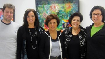 Daniel Rousseau confere a exposição da mãe, a artista plástica  Paulete Berger, ao lado de Meiri Levin, da avó, Helena Berger e da amiga Edith Samis, em SP.