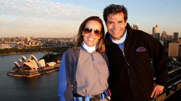Em Sydney, o par apreciaa vista da cidade de cima da Harbour Bridge, com o Opera House ao fundo.