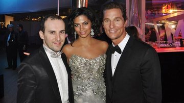 O hair stylist Marcos Proença com a top Camila Alves e o marido, Matthew McConaughey, em Cannes.