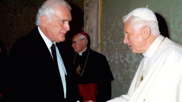 Jack Terpins, do Congresso Judaico Latino-Americano, se encontra com o papa Bento XVI, no Vaticano.