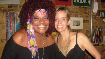 Thulla Melo comemora aniversário do badalado bar de Manuela Lopes, em SP.