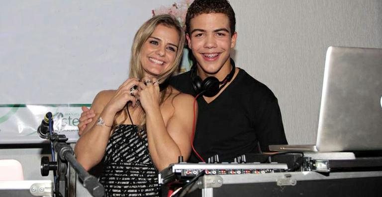 Ronald, filho do ex-jogador Ronaldo, ataca de DJ na festa de aniversário da mãe Milene Domingues - Orlando Oliveira /AgNews