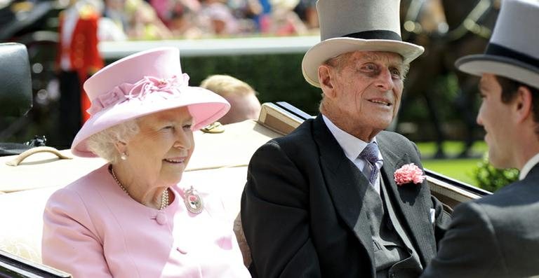 Elizabeth II e Philip desfilam de carruagem em tradicional corrida de cavalos - Getty Images