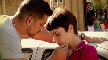 Max flagra Nina e Jorginho em clima de romance em 'Avenida Brasil' - Reprodução site 'Avenida Brasil'