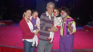 Bianca Rinaldi com o marido, Eduardo Menga, e as filhas gêmeas, Sofia e Beatriz - Delson Silva / AgNews
