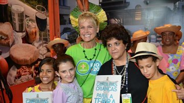 Xuxa Meneghel e a Ministra Izabella Teixeira entre crianças do projeto '+ Criança na Rio + 20' - Andre Muzzel/AGNews