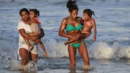 Glória Maria exibe seus músculos durante passeio em praia de Porto de Galinhas - Felipe Panfili / AgNews