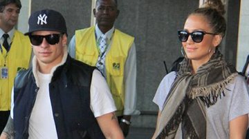 Jennifer Lopez desembarca no aeroporto Galeão no Rio de Janeiro - Delson Silva e Gabriel Reis / AgNews