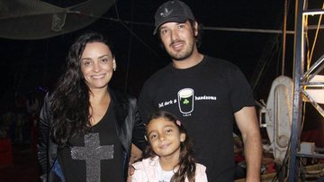 Suzana Pires posa com o namorado Diogo Sacco e a sobrinha Gabriela - Felipe Assumpção / AgNews