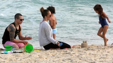 Jennifer Lopez com os filhos gêmeos, Max e Emme, e o namorado Casper Smart na praia de Ipanema, Rio de Janeiro - Gil Rodrigues e  Edson Teófilo / Foto Rio News