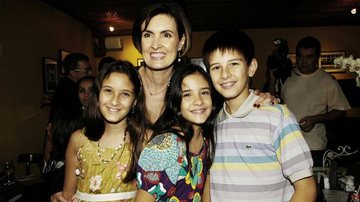 Fátima Bernardes com os filhos, Beatriz, Laura e Vinícius, no ano de 2009 - Arquivo CARAS