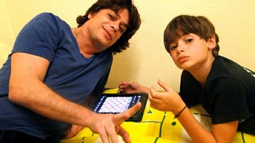 Fabio Assunção com o filho João nos bastidores de 'Tapas & Beijos' - Reprodução / TV Globo