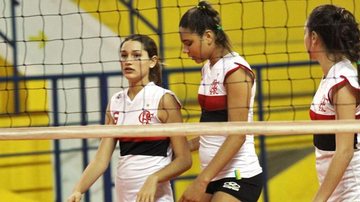 Levantadora do infantil do Flamengo, Sasha conversa em quadra com uma colega de time. - Vagner Basílio