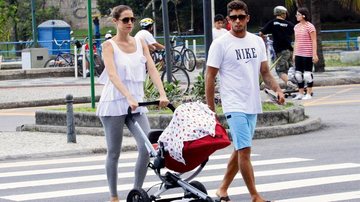Com o marido,Pedro, e o filho, Dom, Luana passeia na orla carioca. - AgNews