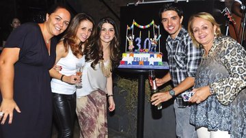Felipe Almeida celebra seus 30 anos com festa temática entre as irmãs Juliana e Camila, a eleita, Juliana, e a mãe, Cleide, em São Paulo.