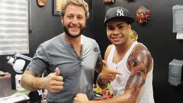 Em SP, Sérgio Pisani faz tatuagem no jogador Dentinho.