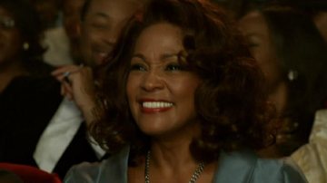 Whitney Houston em cena do filme 'Sparkle' que aparece no clipe 'Celebrate' - Reprodução