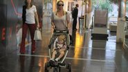 Danielle Winits passeia com o filho Guy no Rio de Janeiro - Daniel Delmiro/AgNews