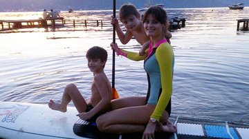 Isabeli Fontana pratica stand up paddle com os filhos em Santa Catarina - Reprodução / Twitter